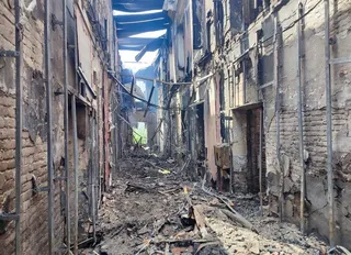 圖為在盧甘斯克當地一所大學的一棟建築在襲擊中被摧毀。(路透)