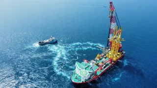 市場盛傳，森崴能源原有意將子公司寶崴海事斥重金打造的3艘工程船與又德風場一起打包出售但未果。圖為巨人號水下基礎施工照，SFE寶崴海事工程提供