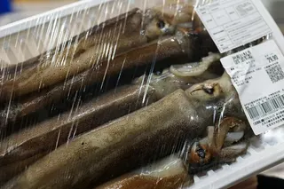 中國北京一家超市海鮮區冷藏櫃的阿根廷魷魚。路透社