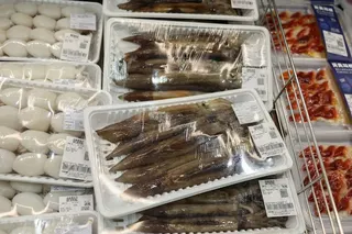 中國北京一家超市海鮮區冷藏櫃的阿根廷魷魚。路透社