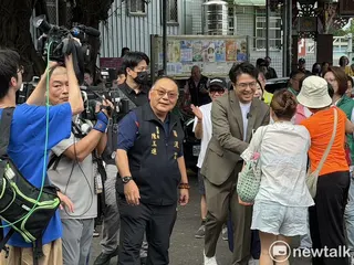 民眾搶跟沈伯洋握手。 圖：高逸帆／攝