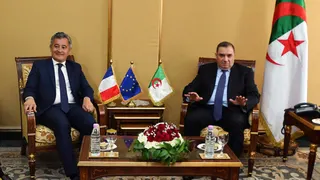 Le ministre de la Justice Gérald Darmanin (centre) accueilli par son homologue algérien Lotfi Boudjemaa (à droite), à Alger, en Algérie, le 18 mai 2026.
