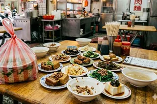 許多人習慣使用塑膠袋裝熱仍食，忽略了高溫與塑膠接觸後可能帶來的風險。 (示意圖／...