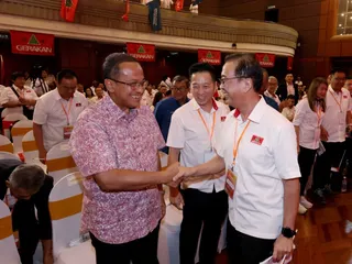 Perikatan Nasional chairman Datuk Seri Dr Ahmad Samsuri Mokhtar (centre) together with Gerakan president Dr Dominic Lau Hoe Chai (fifth from left) pose for a photo with delegates and guests attending the 58th anniversary convention at Menara PGRM. NSTP/EIZAIRI SHAMSUDIN.