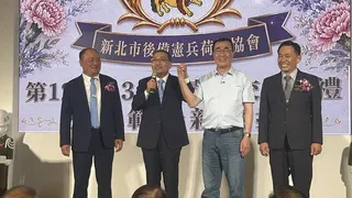 新北市長侯友宜（左二）今天出席新北市後備憲兵荷松協會理事長交接典禮，他稱讚國民黨...