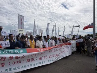 桃園航空城地方促進會不滿中央拖延點交土地，導致重建家園工程延宕，無法領到15％加速開發獎勵金、50％最後搬遷獎勵金，23日逾300位徵收戶，大動作發抗議，怒堵行政院院長卓榮泰。（廖姮玥攝）