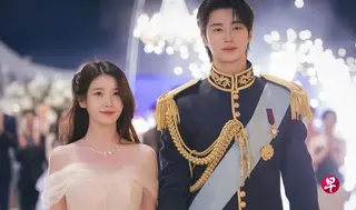 IU（左）和边佑锡合演的《21世纪大君夫人》被韩国民众批评扭曲历史，矮化国格。 （互联网）