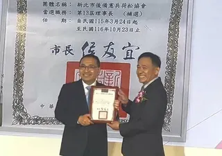 新北市長侯友宜（左）23日出席新北市後備憲兵荷松協會理事長交接典禮，頒發就職證書...