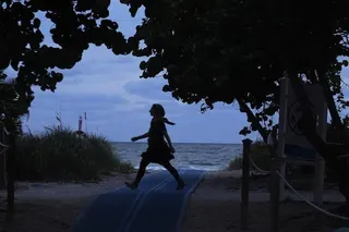 佛州一名女子在海邊散步，如果永久實行「日光節約時間」，可多享受一些黃昏時光。(美...