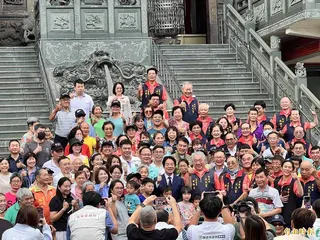 總統賴清德今到屏東市代天宮參香祈福，鄉親爭相合照。(記者羅欣貞攝)