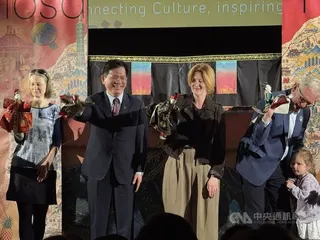 台北木偶劇團20日在捷克布拉格演出「Formosa美麗之島」，吸引超過120名觀眾觀賞，包含外交部長林佳龍（左2）、捷克參議員斯莫利亞克（David Smoljak，右1）、國際木偶聯盟主任多倫斯卡（Kateřina Dolenská，左1）等人出席觀賞。中央社記者劉郁葶布拉格攝 115年5月23日