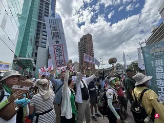 逾60个台湾公民团体星期六（5月23日）下午在台北发起“真和平、要国防”游行，抗议在野党缩减国防特别预算。图为参与游行的民众手持自制标语在远东SOGO百货复兴馆前集结。 （吕爱丽摄）