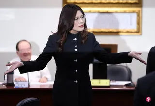 台媒报道，在野的国民党主席郑丽文预计6月展开的访美行程，聚焦台海和平常态化。图为郑丽文4月在国民党中央党部向党员发表讲话。 （路透社）
