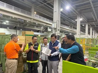 中華郵政董事長王國材（右三）日前視察中華郵政A7物流園區。(中華郵政提供)