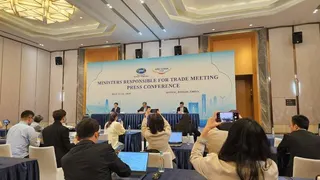 APEC貿易部長會23日在蘇州落幕，中國商務部長王文濤（中）在會後記者會上對外說...
