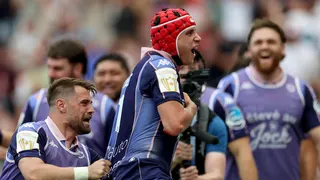 Louis Bielle-Biarrey celebrates a try