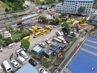 中国山西长治市沁源县通洲集团留神峪煤矿井下星期五（5月22日）晚发生瓦斯爆炸事故。救援工作星期六（23日）仍在进行，矿井外停了许多应急救援车。 （新华社）