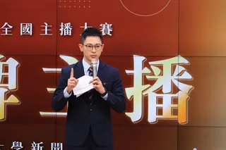 鏡新聞主播王顯瑜以自己初入行考試播報墊底為例，大讚主播大賽參賽者表現優異。鏡電視提供