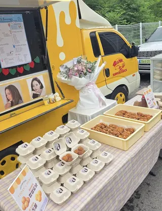 朴敏英開心感謝台港粉絲的應援咖啡車並拍下認證。（圖／翻攝自IG @rachel_mypark）