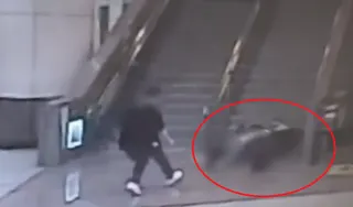 陳男騎機車闖板橋車站，最後被帶走。（圖／翻攝畫面，下同）