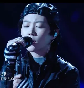 竇靖童近年持續以獨立且鮮明的音樂風格活躍樂壇。(取材自微博)