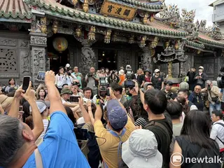 沈伯洋聯訪結束後，民眾圍上前。 圖：高逸帆／攝