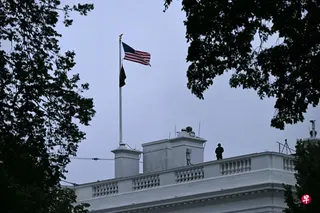 枪击案发生后，全副武装的警员在白宫建筑楼顶站岗戒备。 （法新社）