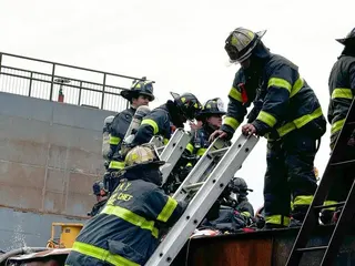 紐約史泰登島一座造船廠發生爆炸，造成一死36傷，圖為消防人員進入廠區搶救。(美聯...