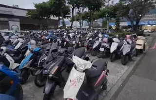 人行道淪機車停車場！網怒批「台灣人太懶」 掀正反論戰