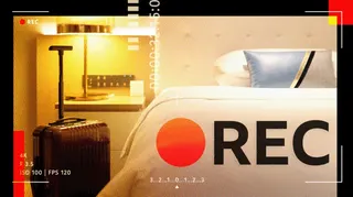 設計圖片：一間酒店房間內，雙人睡床左側擺放著一個行李箱，相框大字顯示「錄影中」，配以紅色大圓點，模擬攝錄機屏幕