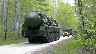 俄羅斯國防部21日發放核武演練的相片，可見其機動戰略飛彈部隊在境內某處未公布地點...