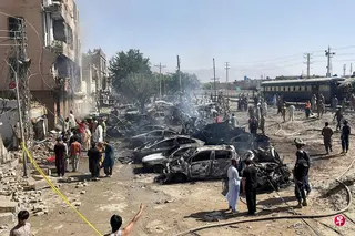 巴基斯坦一列火车发生爆炸，冲击波震碎车窗，附近车辆也遭到破坏。 （路透社）
