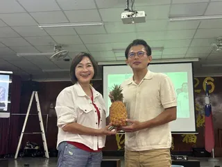 高雄果貿社區舉辦「民主現況與司法改革專題論壇」，支持者送上鳳梨為民眾黨黨主席黃國...