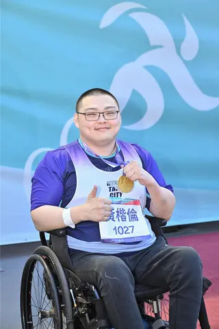 115年全國身心障礙國民運動會，25日登場的肢體障礙男子輪椅組鉛球F53級決賽，新北市田徑、射擊雙棲好手黃楷倫以上場首擲僅只丟一次就以5公尺96締造全國紀錄，在田徑項目摘下三金，其中鉛球和鐵餅項目更是破全國紀錄。（新北市政府體育局提供）