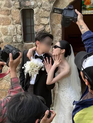 尹廈情朝著未婚夫嘟嘴，互動超甜。翻攝IG@hi__jjeong2
