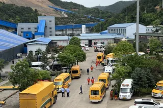 周六，救援人员在中国山西省留神峪煤矿发生致命爆炸的现场进行救援。