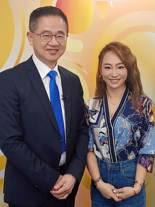 台灣運彩總經理林博泰（左）上時來運轉節目，與主持人呂佳宜談運彩眉角。（林勝發攝）