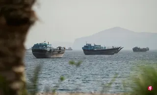 5月22日，船只驶过阿曼穆桑达姆省霍尔木兹海峡。 （路透社）
