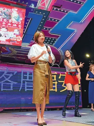 王瞳懂主持，近期常現身廟會演出，頗受民眾喜愛。（翻攝自王瞳臉書）