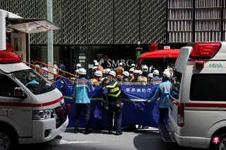 日本东京银座Ginza Six购物中心疑遭一名男子喷洒不明物质，引发多人身体不适后，大批消防员、救援人员和警察赶到现场救助伤者和封锁现场展开调查。 （路透社）
