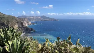 義大利伊利奧群島的海水呈現土耳其藍與深藍等不同色階，各種海上活動豐富，是歐美人士熱愛的度假景點。中央社記者黃雅詩伊奧利群島攝　115年5月25日
