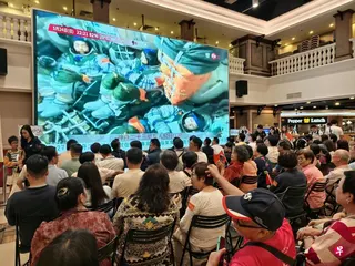 5月24日晚上，香港市民在一家商场内观看神舟二十三号发射直播，见证香港首位航天员出征太空。 （香港中通社）