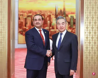 中国外长王毅（右）星期一（5月25日）在北京与巴基斯坦国防军司令兼陆军参谋长穆尼尔会面。 （新华社）