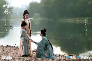 剧中霍玲珑（后）和丁月华（前右）虽然交集不多，但她们那份女性情谊却格外动人。（取自剧集微博）