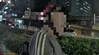 警方到場先將老翁引導下車。(圖／記者薛秀蓮 翻攝)