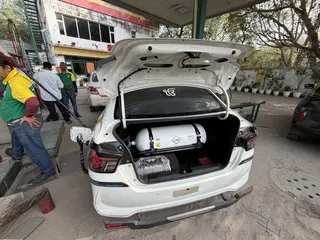 印度压缩天然气（CNG）两周内4度调升，包括Uber、机动三轮车司机纷纷叫苦。图为正在加压缩天然气的Uber车辆。（图取自中央社）