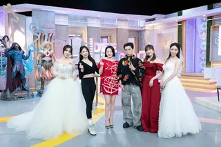 朱琦郁（左起）、檸檬、王宇婕、黃喬歆與小S及派翠克暢聊女性堅守單身的心聲。（圖／東森綜合台提供）