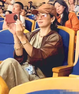 章子怡低调坐在观众席，为女儿打气。（取自网络）