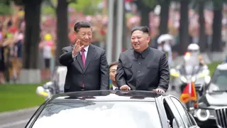 金正恩（右）與習近平（左）搭乘開蓬禮車在平壤街頭接受群眾歡呼（21/6/2019）