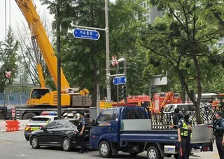 韓國首爾西大門區西小門高架橋拆除現場，在26日下午部分橋面坍塌，造成3人死亡、3...